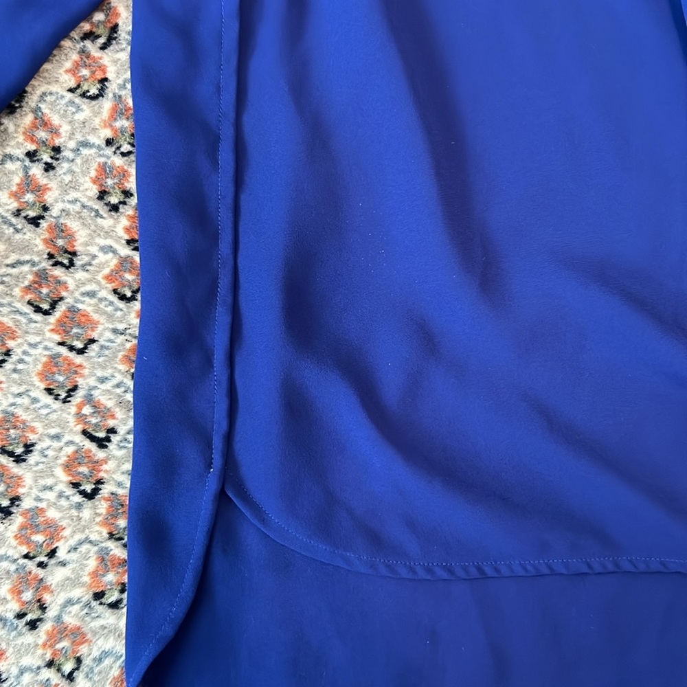 EUC Chico’s Cobalt Blue Tie Front High Low Shirt Roll Tab Sleeve Size 2/12 - Picture 10 of 13